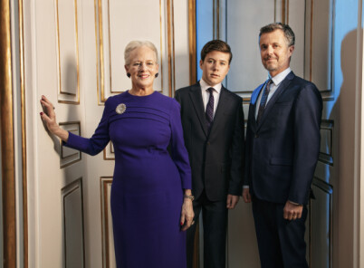 TRE GENERASJONER: Dette portrettet er av tre generasjoner, der både kronprins Frederik og prins Christian en dag skal arve tronen etter dronning Margrethe. Foto: Per Morten Abrahamsen / Det danske kongehuset TRE GENERASJONER: Dette portrettet er av tre generasjoner, der både kronprins Frederik og prins Christian en dag skal arve tronen etter dronning Margrethe. Foto: Per Morten Abrahamsen / Det danske kongehuset